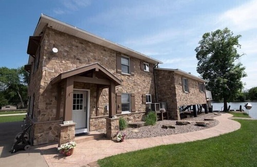 Moline House | Riverside Cottage