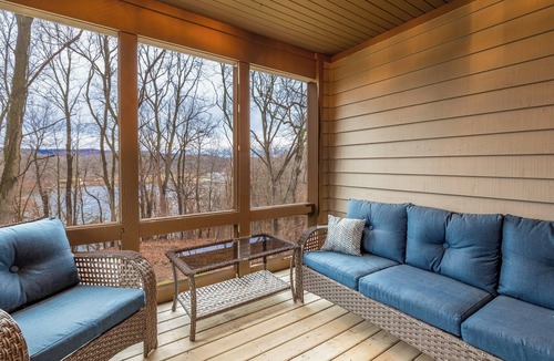 The Galena Territory House | Rock Cove Villa | 3 Kings + Private Baths | Walk to Golf · Fireplace · Foosball