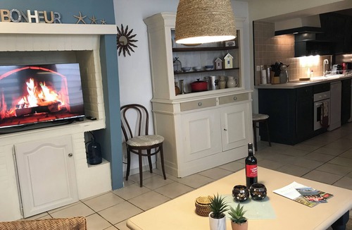 Peyriac-de-Mer Cottage | Romantic Cottage, secret Roof garden & Patio. Aircon. In Village centre Nr Sea.