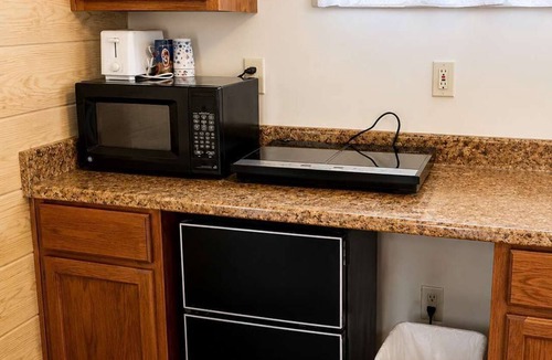 Grayling House | Room 18-1 Queen Suite-Woodland Motor Lodge