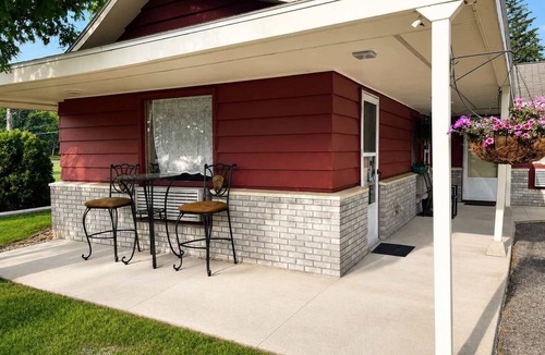 Grayling House | Room 18-1 Queen Suite-Woodland Motor Lodge