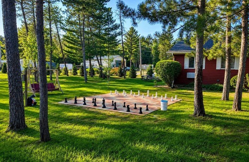 Grayling House | Room 20-1 Queen Standard-Woodland Motor Lodge