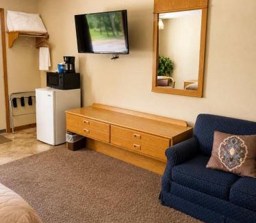 Grayling House | Room 27-1 Queen 1 Full Suite-Woodland Motor Lodge