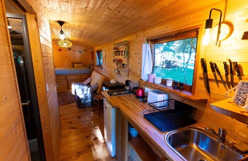 Saint-Pardoux Ski Chalet | Roulotte in the heart of nature, on the shores of Lake St Pardoux.