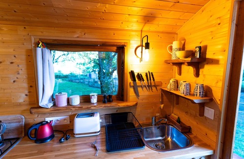 Saint-Pardoux Ski Chalet | Roulotte in the heart of nature, on the shores of Lake St Pardoux.