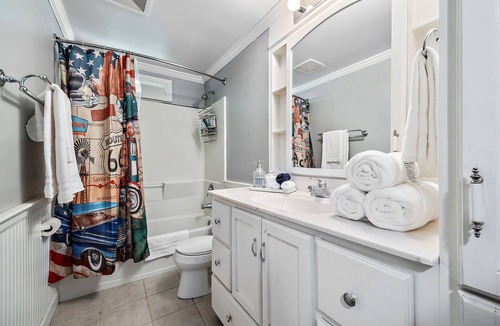 Yorkville Condo | Route66 themed condo/yard/deck/parking/WiFi/75"SMART TV
