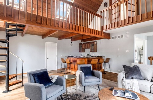 Hinsdale House | Rustic Charm 4 BD/2.5 BA w/ Loft
