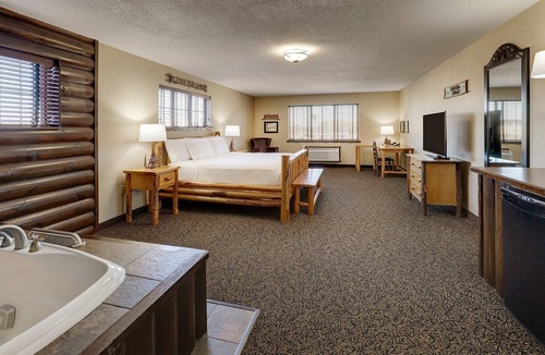Moline Hotel | Rustic Elegance near Mississippi River, Heated Inside Pool | 3 Units
