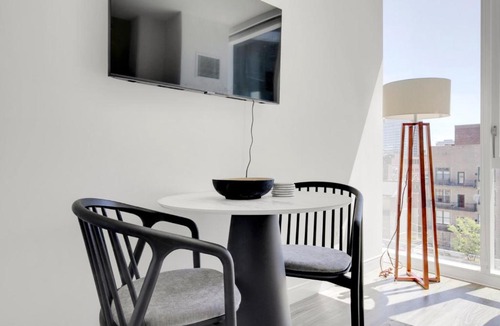South Loop Apartment | S Loop Studio w Lounge Pool Gym nr Grant Park CHI-761