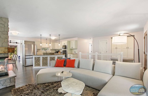 Lake Geneva House | Saltwater Pool |Outdoor Kitchen, Bar & TV |Poolside Seating |Gas Fireplace |Near Downtown