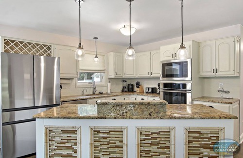 Lake Geneva House | Saltwater Pool |Outdoor Kitchen, Bar & TV |Poolside Seating |Gas Fireplace |Near Downtown
