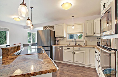 Lake Geneva House | Saltwater Pool |Outdoor Kitchen, Bar & TV |Poolside Seating |Gas Fireplace |Near Downtown