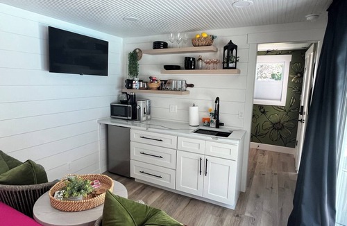 Norton Shores Apartment | Saltwater pool, sauna, king bed