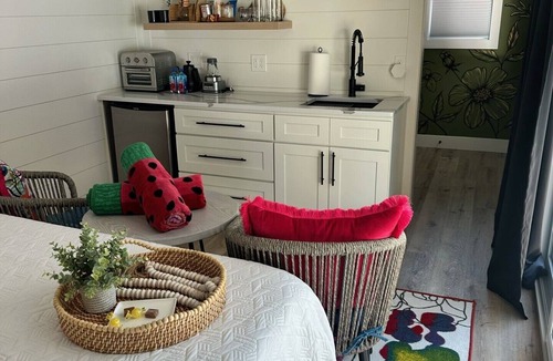 Norton Shores Apartment | Saltwater pool, sauna, king bed