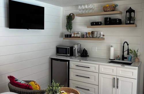 Norton Shores Apartment | Saltwater pool, sauna, king bed