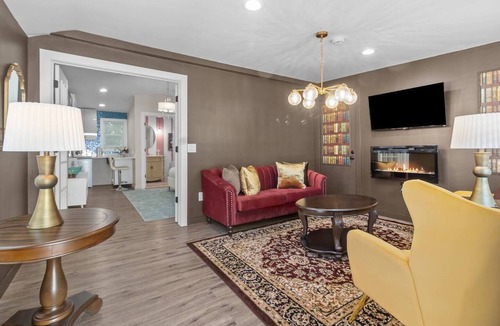 Williams Bay Apartment | Save 15%. Just Opened! Dwtn WB