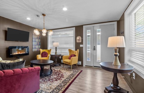 Williams Bay Apartment | Save 15%. Just Opened! Dwtn WB