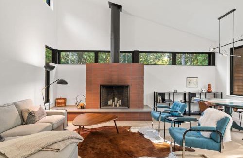 Sturgeon Bay House | Scandinavian Hygge- Near Cave Point County Park