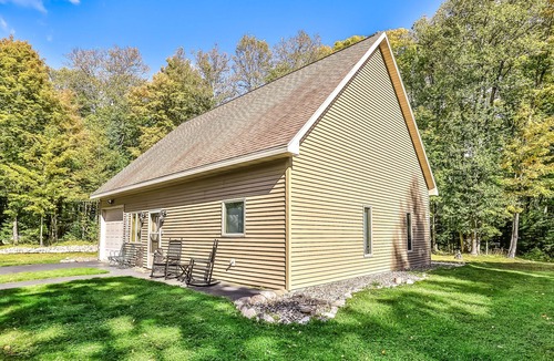 Phelps House | Secluded 26-acre hideaway near trails & fishing lake - wood stove, WiFi, dogs OK