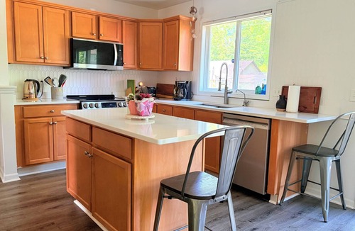 Rockford House | Serene 4-bedroom and 2.5 bathroom house charming Rockford