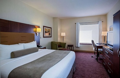 Wauwatosa Hotel | Serene Getaway in West Wauwatosa! Pool, Free Parking, Pet-friendly Property!