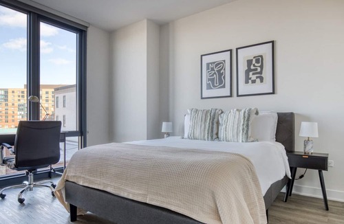 River West Apartment | Serene River West 1BR w/ Gym, BBQ & Roof, nr Blue Line, by Blueground