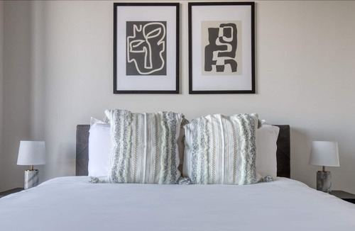 River West Apartment | Serene River West 1BR w/ Gym, BBQ & Roof, nr Blue Line, by Blueground