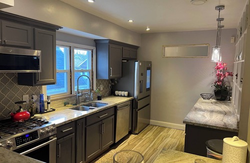 Milwaukee House | Serenity - Loft Style Near Downtown+Freeway, UPR Duplex, Separate Entrance