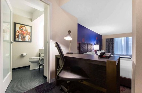Streeterville Hotel | Shop Chicago’s Magnificent Mile – Steps Away from Navy Pier - Bar On-Site