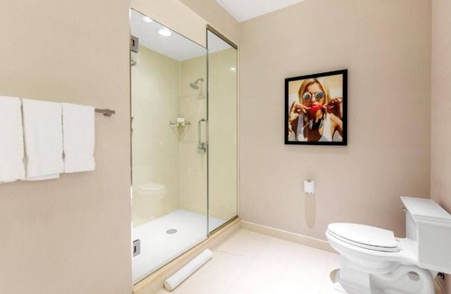 Streeterville Hotel | Shop Chicago’s Magnificent Mile – Steps Away from Navy Pier - Bar On-Site