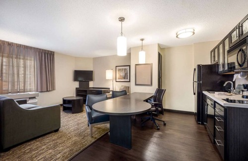West Des Moines Hotel | Short Distance From Jordan Creek Town Center Family Suites with Full Kitchens