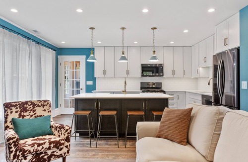 Union Pier House | Short walk to the beach. 4 bedrooms, 4 bathrooms. 1 outdoor shower. .5acre yard