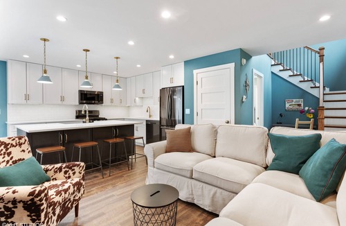 Union Pier House | Short walk to the beach. 4 bedrooms, 4 bathrooms. 1 outdoor shower. .5acre yard