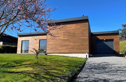 La Forest-Landerneau House | Single-storey wooden house, close to the Elorn river in a quiet area.
