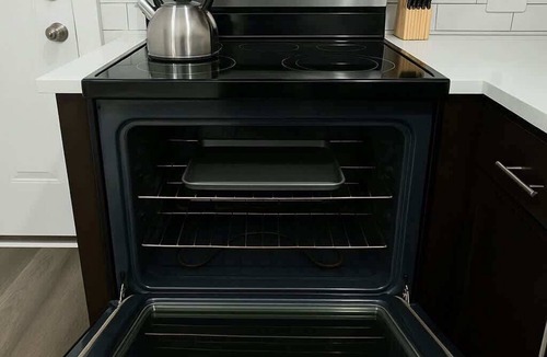 Skokie Apartment | Skokie 1BR Stay Near Parks, Dining & Transit