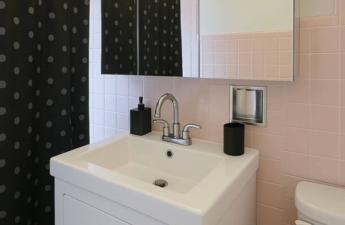 Skokie Apartment | Skokie 1BR Stay Near Parks, Dining & Transit