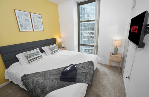 Printers Row Hotel | Skyline Luxury 19th Floor Retreat Near Grant Park