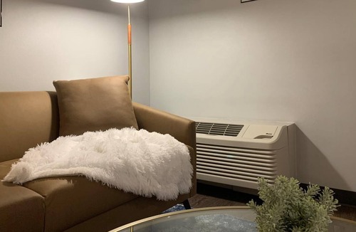 Des Moines Apartment | Sleepover: Charming 1BD/1BA - Downtown Des Moines