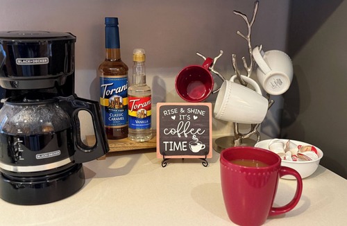Ames House | Sleeps 10 - 5BR - Minutes to Campus - Next to Park, Golf, Shopping
