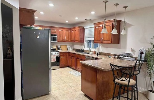 Frankfort House | Sleeps 17 | Free Parking | Spacious 5BR | Chicago