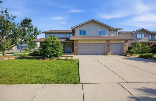 Frankfort House | Sleeps 17 | Free Parking | Spacious 5BR | Chicago
