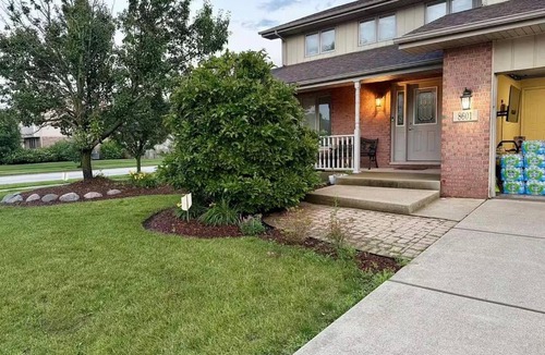 Frankfort House | Sleeps 17 Free Parking Spacious 5BR Chicago