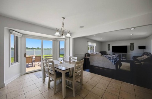 Frankfort House | Sleeps 17 Free Parking Spacious 5BR Chicago