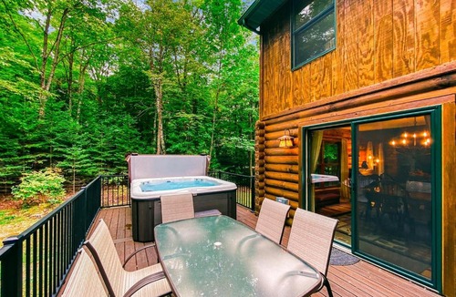 Sister Bay House | Sleepy Moose- Cozy Cabin in Sister Bay, Hot Tub, Fire Pit, Dogs!