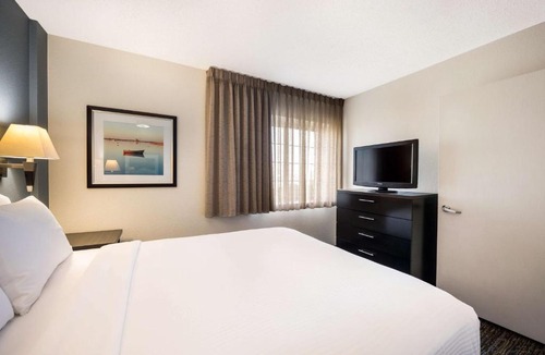 Waukegan Hotel | Sonesta Simply Suites Chicago Waukegan