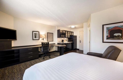 Waukegan Hotel | Sonesta Simply Suites Chicago Waukegan