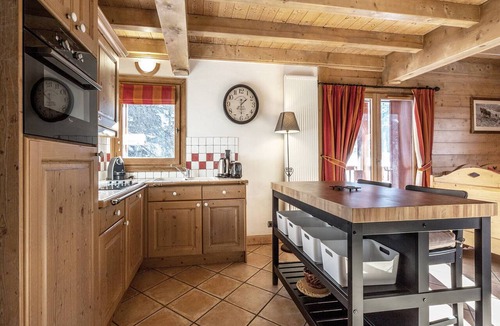 Saint-Martin-de-Belleville Apartment | Spacious apartment for 10 with pool, spa, and parking in Saint-Martin-de-Belleville