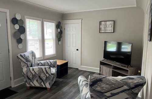 North Milwaukee House | Spacious 2-bedroom house with AC, 15min from Downtown Milwaukee