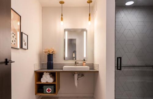 Downtown Hotel | Spacious 2 King Suites - The Finnley Hotel