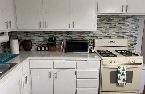 Milwaukee House | Spacious 3-bedroom house in peaceful Milwaukee with AC and gym